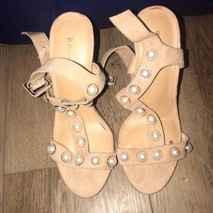 Nuede heels with white pearls